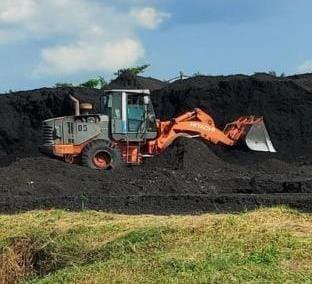 Wheel loader di area penumpukan material