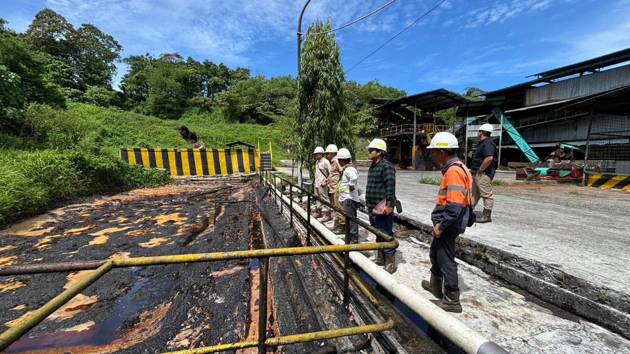 Jalur pipa pengurasan di tepi kolam