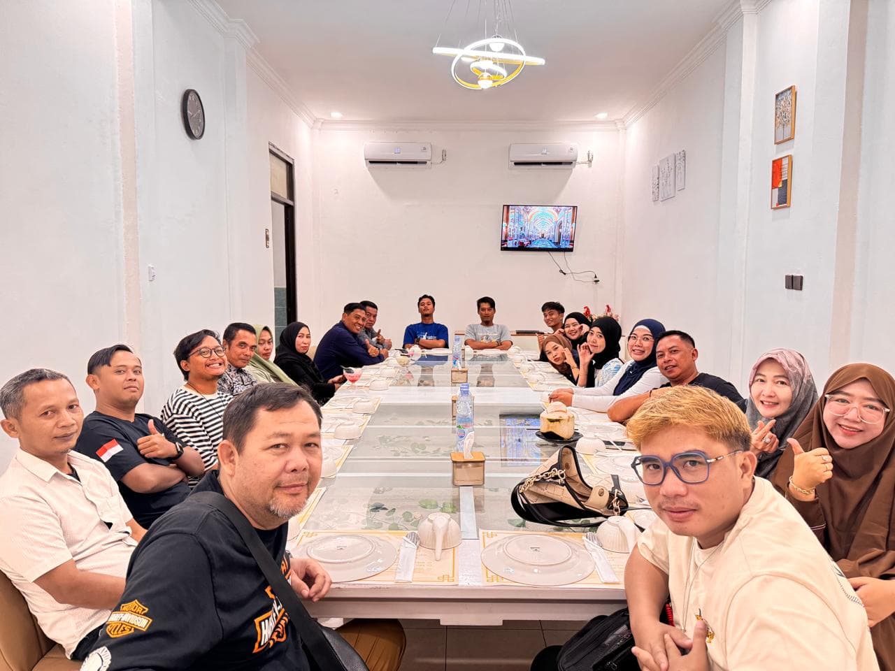 Rapat koordinasi tim di kantor