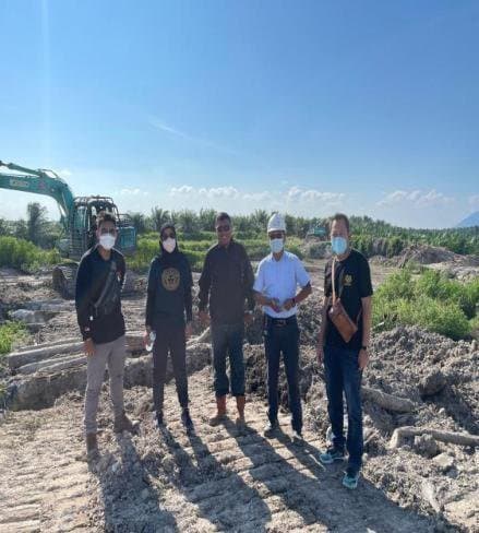 Tim Borneo Energi Biomas di lokasi kerja