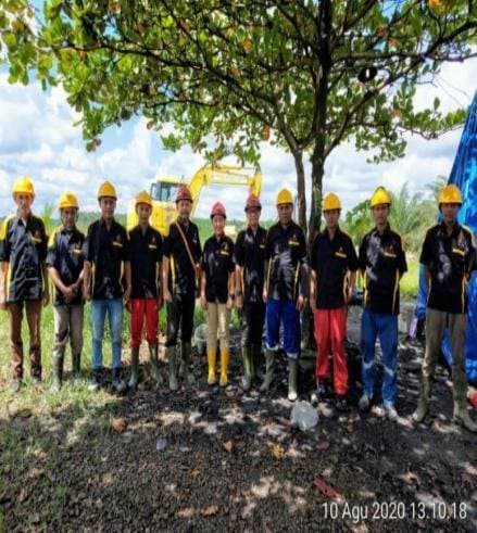 Kru lapangan berbaris dengan helm keselamatan